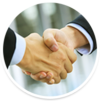 手を繋いでいる画像