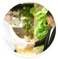 オースキーとカタディーが握手している画像